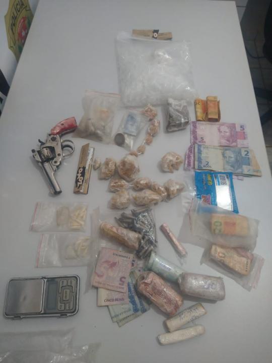 Foto 4 de 5 — Após ação policial, mulher é detida por tráfico de drogas
